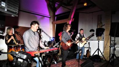 Bild: ubb
Auf der kleinen Bühne war diesmal volle Besetzung: "Bite the Beagle" kam mit fünf Musikern und einer großen Anlage.