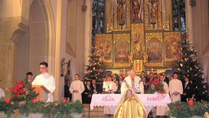 Bild: tu
Bild zeigt einen Ausschnitt aus dem Jahresschlussgottesdienst am Dienstag in der Stadtpfarrkirche St. Sigismund mit Pater Reinhold Schmitt am Volksaltar und Lektor David Kirschsieper am Ambo (links) bei der Bilanzziehung über das Jahr 2019 in der Pfarrei St. Sigismund, den Ministranten und im Hintergrund mit dem Chor des Männergesangvereins.