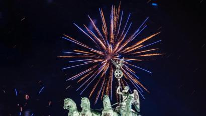 Bild: Christophe Gateau/dpa
Feuerwerk am Brandenburger Tor in Berlin.