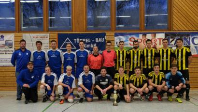 Bild: dob
Die Waldauer Kicker (rechts) nahmen verdient den Grenzlandpokal mit nach Hause. Die Gastgebermannschaft (SV Altenstadt/Voh. 1) reihte sich als Zweitplatzierte ein. SV-Vorsitzender Matthias Gmeiner (hintere Reihe, links) zeigte sich zusammen mit Abteilungsleiter Sebastian Lehner (kniend, links) zufrieden, dass das Turnier wieder erfolgreich verlief.