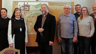 Bild: tr
Waren bei der Vorstellung der Machbarkeitsstudie im Kloster dabei. Bürgermeister Bernd Sommer, Schwester Sophia, Äbtissin Laetitia, Jörg Finkbeiner (Planer), Werner Haase, Martin Rosner (Stadtbauamt), Johanna Härtl Leiterin Umweltstation), Raimund Karl (Denkmalschutz), Josef Kagerer (Städtebauförderung) und Statiker Wolfgang Kugler (von links).