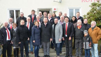 Bild: dob
Bundestagsabgeordneter Uli Grötsch und Landtagsabgeordnete Annette Karl (Mitte) kamen mit einer großen Delegation von SPD-Politikern aus der Region beim BRK an Silvester vorbei.