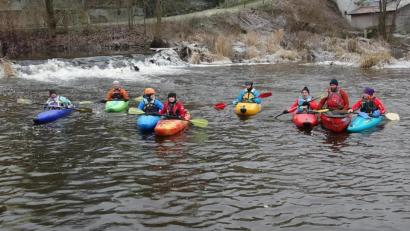 Bild: exb
Selbst Temperaturen um den Gefrierpunkt können die Paddler von Kanu Weiden nicht schrecken. Sie starten wie immer zu ihrer Jahresabschlussfahrt auf der Waldnaab.