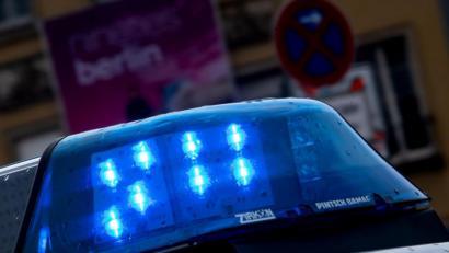 Bild: Monika Skolimowska
Nach dem Fund von zwölf toten Raben und einem Schälchen mit weißer Essenz auf dem Neuen Ostfriedhof in Augsburg dauert die Laboranalyse der Flüssigkeit und der Kadaver noch einige Tage.