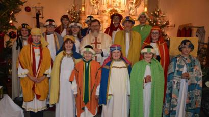 Bild: jr
Bereits am Neujahrstag wurden in der Pfarrei Herz Jesu Pechbrunn die Sternsinger ausgesandt, die morgen Samstag die Familien in der Pfarrei besuchen werden. Insgesamt vier Sternsingergruppen werden unterwegs sein. Pfarrer Robert Ploß erbat den Segen für die Sternsinger.