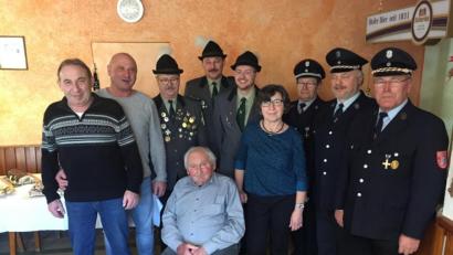 Bild: gi
Wilhelm Zwack feierte im Kreise seiner Familie und Verwandten seinen 90. Geburtstag. Dazu gratulierten seine Söhne Georg und Willi (von links) und Tochter Margret sowie die Feuerwehr mit Vorsitzenden Rudolf Mitlmeier und der Schützenverein Etzgersrieth mit Schützenmeister Jonas Weiß. Gratuliert hatte auch der Vorsitzende vom Kriegerverein Wolfgang Piehler.