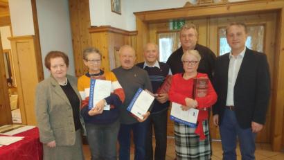 Bild: usc
Bei seiner Jahresabschlussfeier ehrte der VdK-Ortsverein langjährige Mitglieder (von links): VdK-Kreisvorsitzende Marianne Kies-Baldasty, Evi Lang, Günter Zeller (beide 20 Jahre), Johann Auers (25 Jahre), VdK-Ortsvorsitzender Frank Senft, Elisabeth Zeller (20 Jahre) und Zweiter Bürgermeister Hermann Böhm.