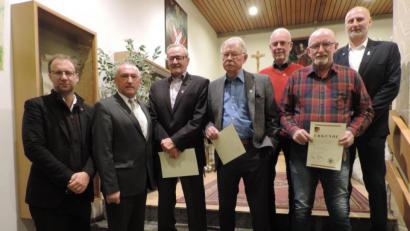 Bild: Maul, Ulrike
Ehrungen zum Jahreswechsel (von links): Militärpfarrer Gunther Nagel, stellvertretender Landesvorsitzender Werner Gebhard, Rudolf Heger (50 Jahre Mitgliedschaft), Manfred Baumgärtner (55 Jahre), Dieter Fischer (50 Jahre), Gottfried Hoppe (40 Jahre) und Vorsitzender Andreas Schulz.