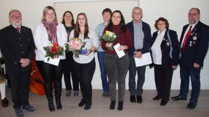 Bild: wro
In den Mittelpunkt des Neujahrsempfangs rückten auch Ehrungen. Ausgezeichnet wurden von Bürgermeister Herbert Bauer (links) Veronika Höcht, Andrea Fichtner, Sarah Weis, Monika Käs, Maria Unterstein (von links) sowie Karl Bauer (Dritter von rechts), der für seine Bereitschaft 150 Mal Blut zu spenden, auch von Richard und Petra Meierl (von rechts) vom BRK Wiesau geehrt wurde.