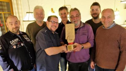 Bild: wlr
Der Sieger der Marktmeisterschaft, Andreas Sparrer, erhält den Wanderpokal vom Vorjahressieger Martin Ramhold überreicht. Organisatoren und Gewinner freuen sich gleichermaßen über den guten Verlauf des Schafkopfturniers.