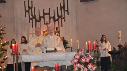 Bild: gi
Pfarrer Josef Most hielt mit Diakon Herbert Sturm den Jahresschluss-Gottesdienst in der Pfarrkirche.