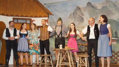 Bild: mmj
In der Schlussszene beim Lustspiel "Schatzerl mach auf" zeigen sich auf der Bühne im Weidinger Jugendheim alle glücklich und zufrieden.