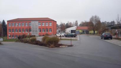 Bild: fla
Der Verkehr soll im Bereich des Bildungszentrums langsamer fließen. Rektorin Carina Hartwig hatte den Antrag auf eine "Tempo-30-Zone" gestellt.