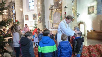 Bild: jzk
Stadtpfarrer Thomas Kraus bei der Kindersegnung.