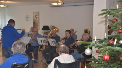 Bild: dob
Weihnachtliche Klänge verschickte der Evangelische Posaunenchor noch einmal im Jahr 2019 im Walter-Siegert-Caritasheim.