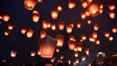 Bild: Yue Yuewei
Himmelslaternen funktionieren wie Heißluftballons. In der Mitte brennt eine Flüssigkeit oder etwa ein mit Wachs getränkter Baumwollstoff.