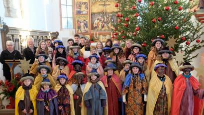 Bild: do
Versehen mit vielen Segenswünschen starten am Donnerstag nach einem Wortgottesdienst in der Stadtpfarrkirche 25 "Könige", eingeteilt in 7 Gruppen, mit Erwachsenenbegleitung zur Sternsingeraktion.