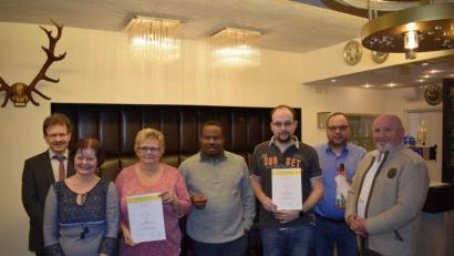 Bild: soj
Von links: Dekanats-Kirchenmusiker Berthold Strahl, Karin Kuhbandner, Sigrid Riedl, Pfarrer Thankgod Okoroafor, Thomas Knott, Alexander Hecht und Hubert Knott