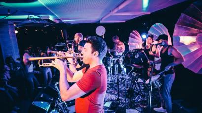 Bild: exb/Jens Bodenstein
Das bisher größte "Sünde"-Konzert: Die zehnköpfige "Youngblood Brass Band" aus den USA rückte im Doppeldecker-Bus an und spielte vor ausverkauftem Haus.