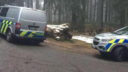 Bild: Policie Ceské republiky
November 2018: Im Wald bei Nová Pec, etwa fünf Kilometer hinter der Grenze, finden Spaziergänger die Leiche.