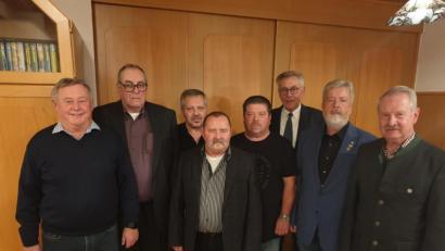 Bild: mm
Eifrige Sammler für die Kriegsgräber wurden bei der Jahresabschlussfeier geehrt: (von links) stellvertretender Kreisvorsitzender Siegfried Woppmann, Jürgen Weith (Verdienstspange in Gold), Reinhold Lanzl (Silber), Uli Zielonka (Gold), Willi Lang (Gold), RK-Vorsitzender Werner Holl (Silber), Stefan Zrenner und Ehrenmitglied Lorenz Kiener.
