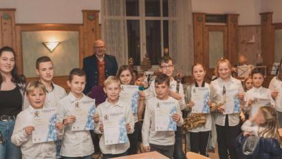 Bild: Patrick Heller
Die Nachwuchsmusiker des Musikvereins Freudenberg sind stolz auf ihr Juniorabzeichen.