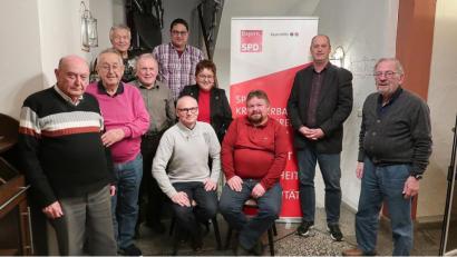 Bild: bsc
Christian und Martin Bischof (sitzend von links) führen nun den SPD-Ortsverein Friedenfels. Bei der Jahreshauptversammlung wählten die Genossen sehr zur Freude der SPD-Kreisvorsitzenden Brigitte Scharf (stehend, Dritte von rechts) und SPD-Landratskandidat Thomas Döhler (stehend, Zweiter von rechts) eine neue Vorstandsmannschaft. Besonderer Dank galt Manfred Schmalzreich (Zweiter von links), der 20 Jahre als Vorsitzender den Ortsverein leitete.