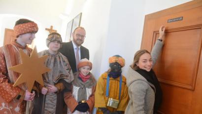 Bild: Gabi Schönberger
Die Sternsinger von St. Georg zu Besuch bei Landrat Andreas Meier.