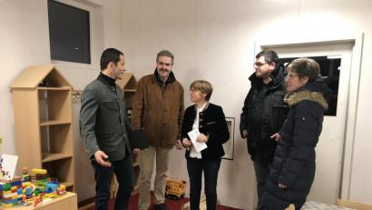 Bild: eig
Sehr angetan zeigt sich Bundestagsabgeordneter Albert Rupprecht (links) vom Erweiterungsbau des Kindergartens. Bürgermeisterin Marianne Rauh (Mitte) erläutert im Beisein der Gemeinderäte Karl Völkl und Gabi Lukas und des Gemeinderatskandidaten Florian Neumann die Gründe für den Anbau.