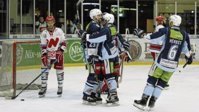 Bild: gb
Am Freitag treten die Blue Devils beim Tabellenzweiten Deggendorfer SC an. Gegen die Niederbayern holten die Weidener in dieser Saison bereits vier Punkte: In Deggendorf gab es ein 4:3 und zu Hause (Szene) ein 4:5 nach Verlängerung.