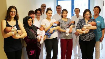 Bild: Klinikum Fichtelgebirge/exb
Kinderkrankenschwester Susanne Plannerer, Christina Fraas (stellvertretende Stationsleiterin der A4), Viacheslav Skutnev, Oberarzt Tsvetomir Lilov, Dana Madalina Cioceanu und Hebamme Anita Seeloff gratulierten beim Fototermin (vorne von links) Andrea Schmälzlein mit Raphael, Amira Alobeid mit Tochter Lana, Swetlana Hummer mit Elias, Heike Rogler mit Max und Katharina Grießhammer mit Tobias.