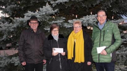 Bild: heb
Ski-Club-Vorsitzender Horst Wettinger (von links) übergab 4000 Euro an Dr. Annemarie Schraml für ihr Projekt „Feuerkinder“. Die Summe stammt vom Verkauf von Rita Vogls Handarbeiten. 650 Euro gab es für die Jugendabteilung, die Kassier Hans Wachsmann entgegennahm.