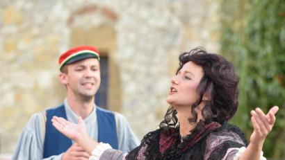 Bild: Tobias Schwarzmeier
Lola Montez in Vilseck: Die Burgfestspiele waren 2018 so erfolgreich, dass der Stadtrat jetzt eine Fortsetzung 2021 beschlossen hat.