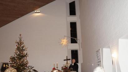Bild: weu
Von Kerzen und Christbaum besonders hell erleuchtet ist die zum Ende des Jahres frisch gestrichene Auferstehungskirche.