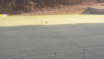 Bild: Polizei
Ein Auto hat bei der Fahrt über den Sportplatz des SV Etzelwang einen Schaden in Höhe von rund 1000 Euro angerichtet.