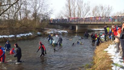Archivbild: ibj
„Ab in das frostige Vergnügen“ heißt es für die tapferen Vilsschwimmer am Dreikönigstag zum 41. Mal.