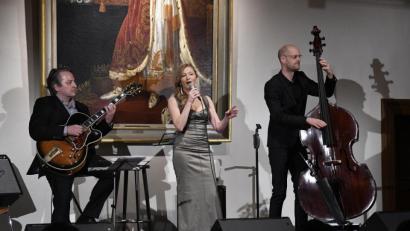 Bild: Petra Hartl
Lisa Wahlandt (Mitte) zeichnet sich nicht nur durch ihre unverwechselbare Stimme aus, sondern auch durch ihre extravagante Eleganz. Zusammen mit Paulo Morello (Gitarre) und Sven Faller (Bass) trat sie im Rathaus auf.