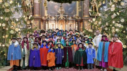 Bild: wbe
Die Sternsinger mit Kaplan Lucas Lobmeier und Gemeindereferentin Katharina Laurer.