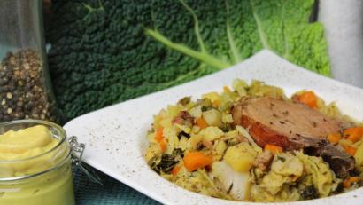 Bild: Matthias Würfl 
Ein Kassler schmeckt lecker im Wirsingeintopf. Vegetarier lassen Fleisch, Wurst und Speck einfach weg.