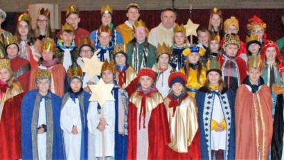 Bild: sche
Aufgeteilt in elf Gruppen sandte Pfarrer Eduard Kroher Sternsinger der Pfarrgemeinde Aschach-Raigering aus, damit sie die Glaubensbotschaft von der Geburt Christi überbringen und gleichzeitig für Kinder in Not sammeln.