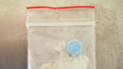 Bild: Bundespolizei
1,4 Gramm Crystal Meth und eine Ecstasy-Tablette fanden Bundespolizisten bei der Kontrolle eines jungen US-Bürgers, der an Neujahr mit dem Zug von Tschechien in die Oberpfalz einreiste.