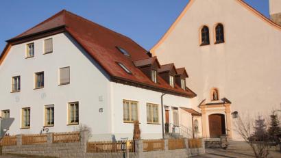 Bild: frd
Das Gasthaus Winderl. An diesem Ort befand sich nach alter Überlieferung schon vor 1337 eine Taverne. Das Wirtshaus, das von der Familie Winderl seit 1838 ununterbrochen geführt worden ist, schließt zum Jahresende seine Pforten, womit für das ganze Dorf eine Ära zu Ende geht.