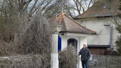 Bild: wsu
Bernhard Frahsek ist der zweite Vorsitzende des „Arbeitskreises für Flur- und Kleindenkmalforschung in der Oberpfalz“. Hier befindet er sich vor einem Ensemble aus Kapelle, Marterl und neuem Gedenkstein in Pielmühle.