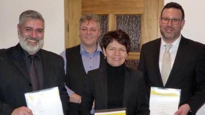 Bild: lgc
PaterAdrian Kugler gratuliert Matthias Stiegler (links) zu seiner 20-jährigen Tätigkeit als Organist und Chorleiter. Für 20-jährige Zugehörigkeit zum Kirchenchor wird Elisabeth Nickl geehrt. Zehn Jahre dabei ist Tim Neudert (rechts).