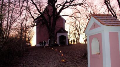 Bild: bjo
Der Arbeitskreis Liturgie hatte zusammen mit Pfarrer Werner Sulzer und freiwilligen Helfern 230 Kerzen entlang der Kreuzwegstationen aufgestellt.