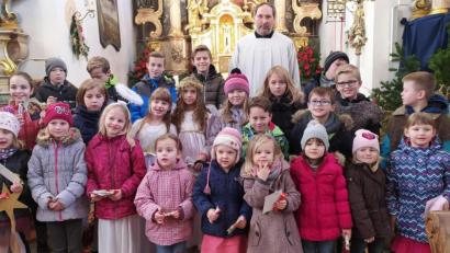 Bild: ral
Das Bild zeigt die Kinder mit Pfarrer Gerhard Wagner