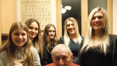 Bild: gm
Der Pittersberger Bildhauer Franz Brickl feiert seinen 90. Geburtstag mit fünf Enkelinnen (von links): Franziska, Kathrin, Christina, Carlotta sowie Matilda.