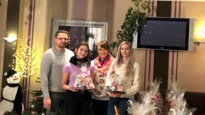 Bild: prh
Irina Groz (Zweite von rechts) beschenkt mit ihrer Familie über 40 Senioren in Pflegeeinrichtungen der Region.