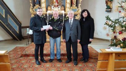 Bild: gi
Hans-Josef Völkl (Zweiter von links) übergibt an Bürgermeister Hermann Ach (links) Geld für die Kirchensanierung. Alfred Hierold (Zweiter von rechts) sichert zudem eine private Spende zu. Darüber freut sich auch Mesnerin Monika Schnupfhagn.