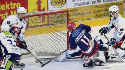 Bild: Roland Rappel
Die Blue Devils zogen am Freitagabend beim Deggendorfer SC klar mit 3:8 den Kürzeren. Hier schießt Curtis Leinweber zum 4:1 ein, vier Weidener haben das Nachsehen.